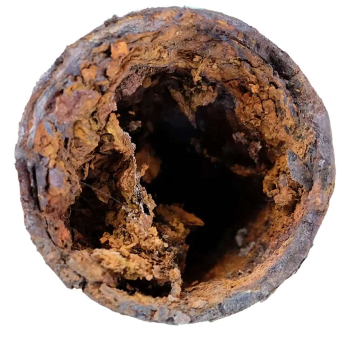 Pipe gravement corrodé et obstrué avec accumulation de minéraux, illustrant une solution de revêtement de canalisation.