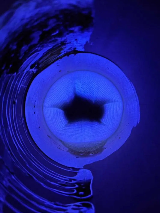 Luminaire étoile fluorescente bleue pour robot chemisage UV piloté par IA, robot révolutionnaire autonome