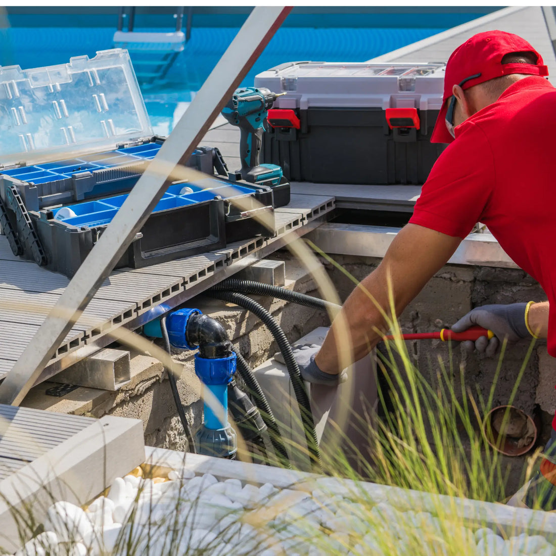 Technicien en chemisage canalisation avec résine époxy pour réparation durable piscine