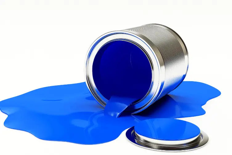Photo d’une canette de peinture bleue renversée, illustrant les résines époxy pour canalisations d’eau potable.