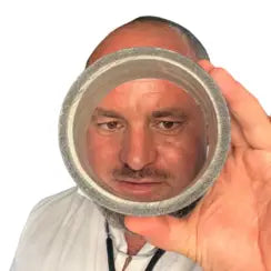 Homme tenant un cylindre en métal pour méthode innovante de résine à l’intérieur des réseaux d’assainissement