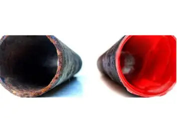 Deux tuyaux, un rouillé et un avec une protection rouge, illustrant matériaux éco-responsables pour réseaux d’assainissement en 2024