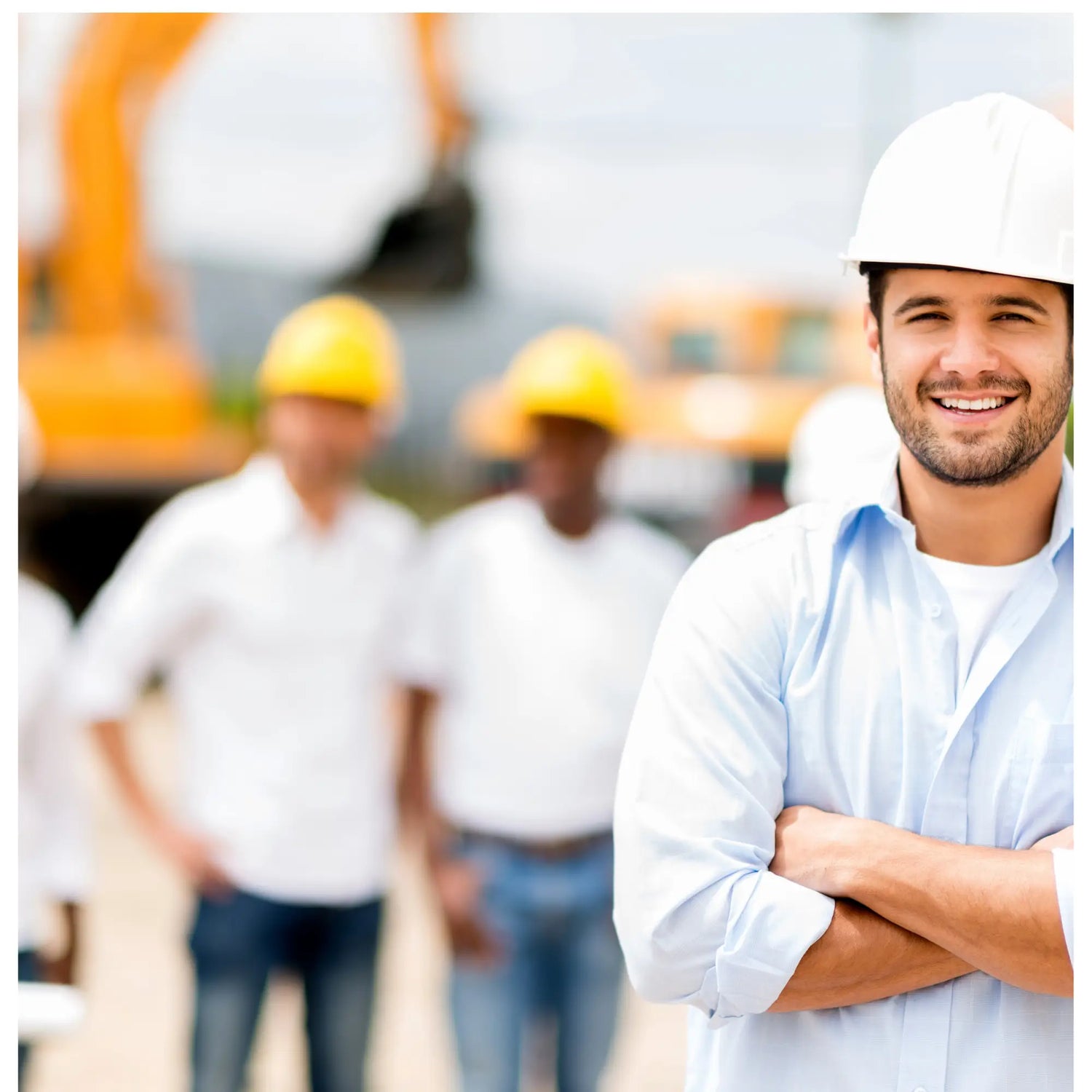 Homme souriant en casque de chantier avec packs métiers prêt à travailler dans activities actuelles