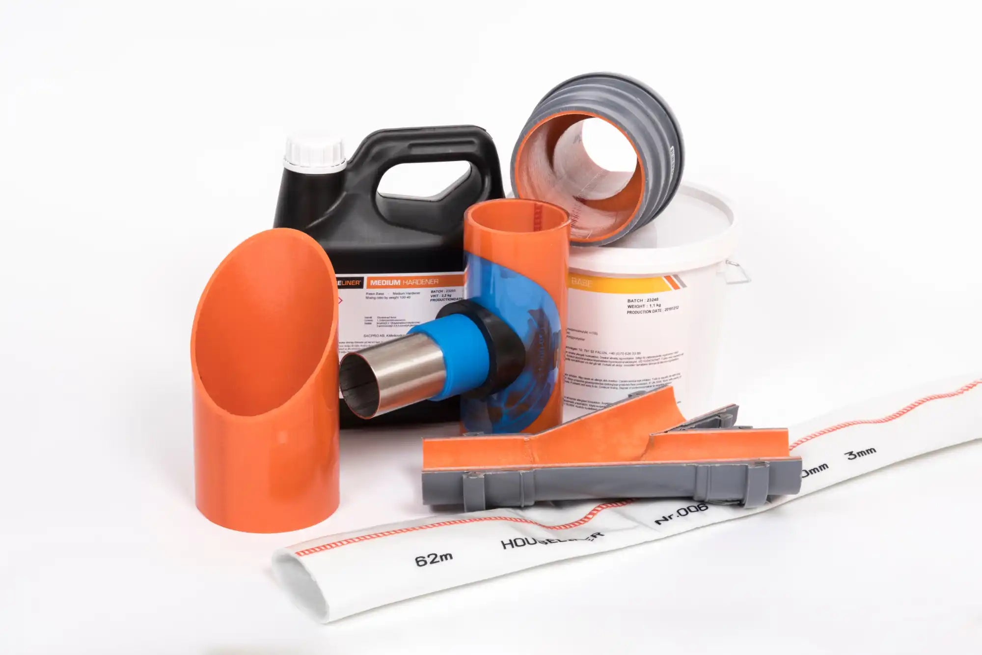Une collection de tuyaux de plomberie orange et bleus, de raccords et de matériaux de construction associés.