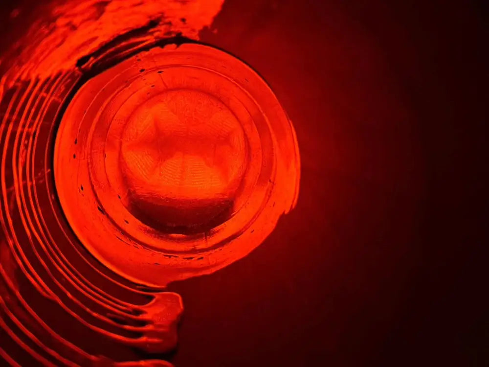 Image d’un feu de signalisation rouge brillant pour Robot Chemisage UV piloté par IA